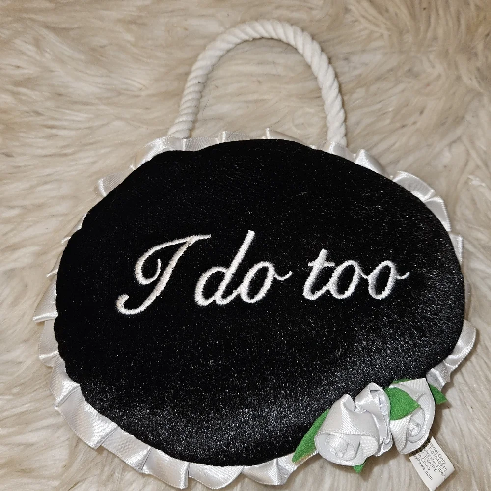 ZippyPaws “I Do Too” Wedding Sign Dog Plush Toy – Rope Handle